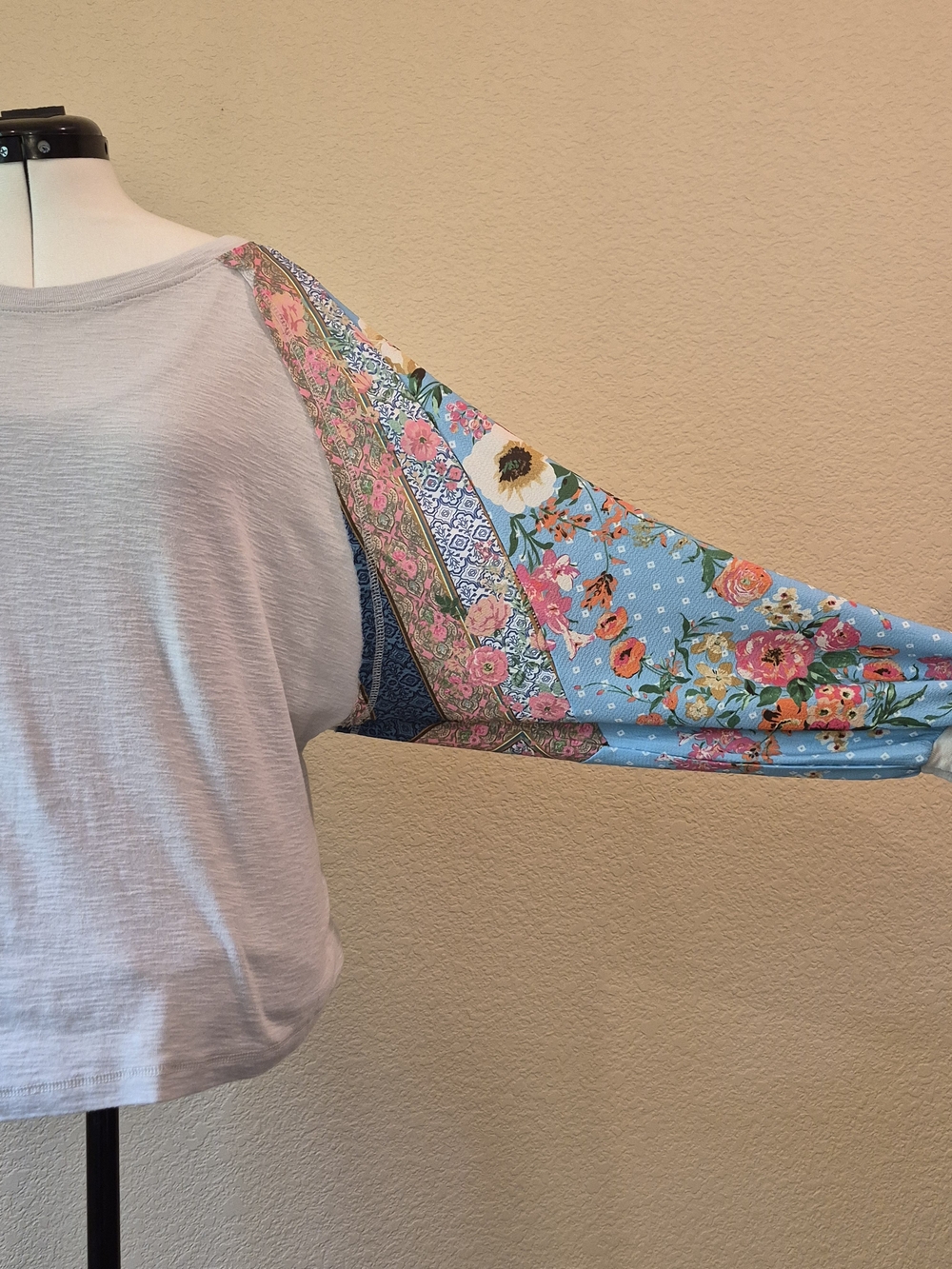 Light Gray Raglan Top with Blue Floral Balloon Sleeves - Picture 2 of 8